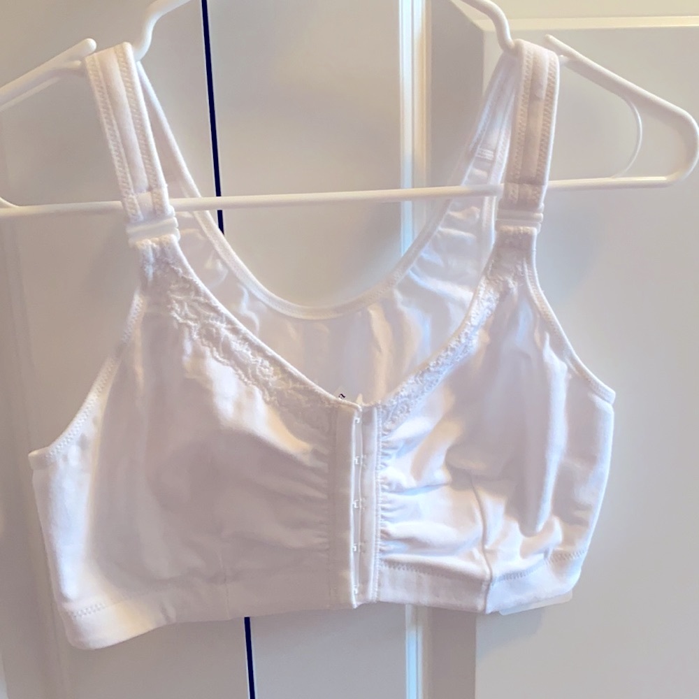 NWT in box Amoena Hannah front closure post surgical Bra Size M cup sz C/D white
